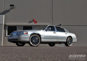 2009 Lincoln Town Car with Giovanna Gianelle Spaarta wheels