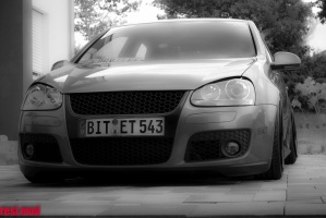 2009 Volkswagen Rabbit with 18x9 Work Equip M1 wheels