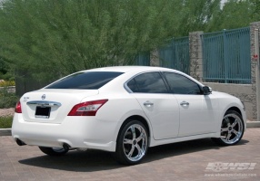 2009 Nissan Maxima with Giovanna Gianelle Qatar wheels