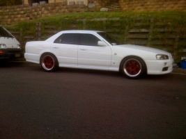 2000 Nissan R31-R34 Skyline 4dr with 17x9 Stern wheels