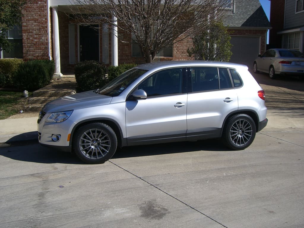 2009 Volkswagen Tiguan with 18x8 wheels