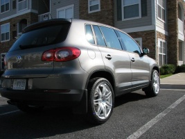 2009 Volkswagen Tiguan with 19x8.5 wheels