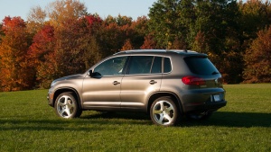 2010 Volkswagen Tiguan with 19x8.5 Rotiform NUE wheels