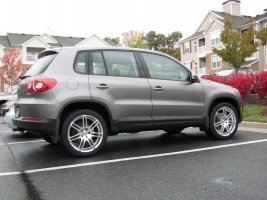 2010 Volkswagen Tiguan with 19x8.5 VMR RS4 wheels