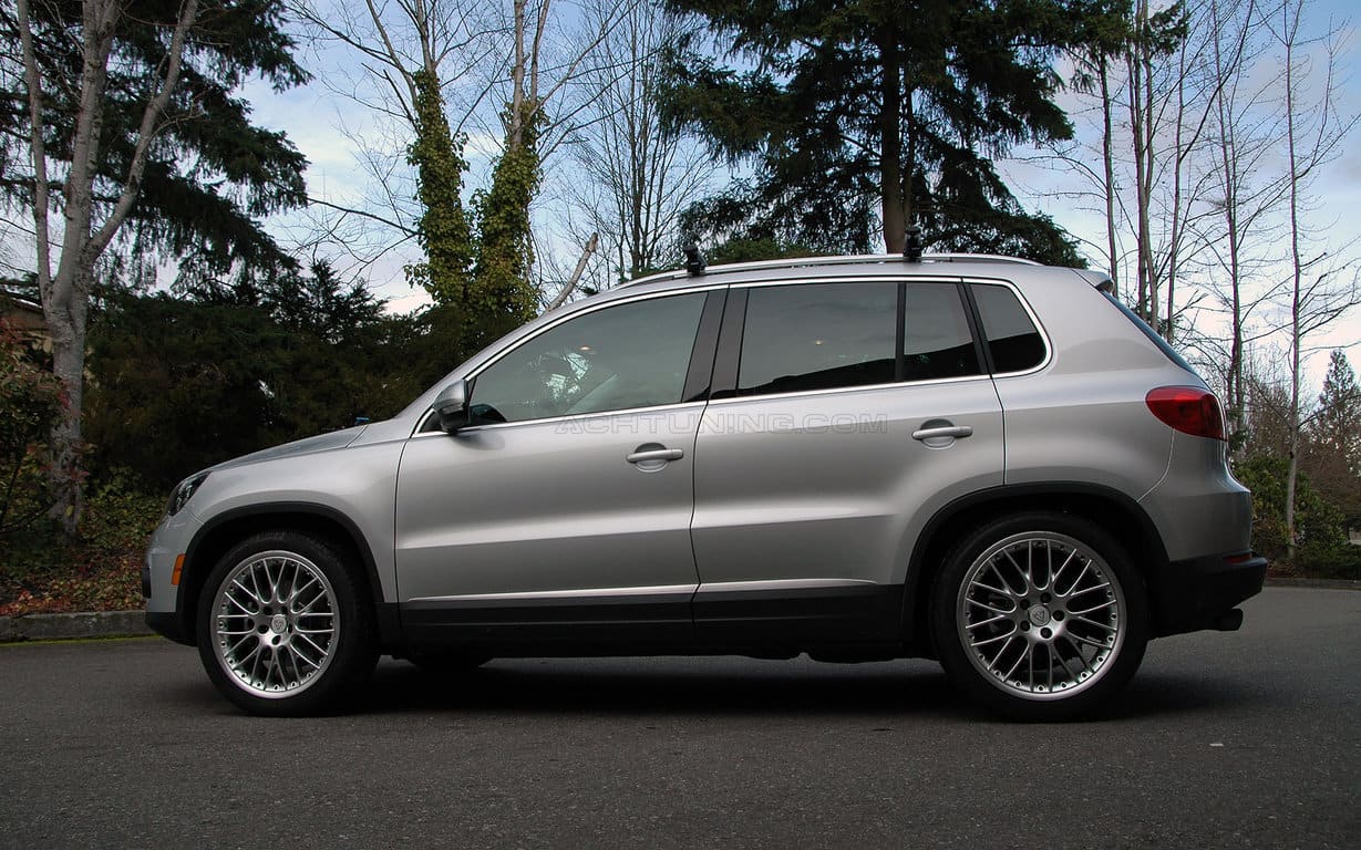 2009 Volkswagen Tiguan with 19x8.5 Mesh Hartmann wheels
