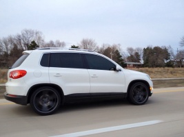 2009 Volkswagen Tiguan with 20x10 Vossen CV3 wheels