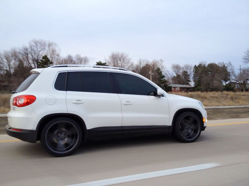 2009 Volkswagen Tiguan with 20x10 Vossen CV3 wheels