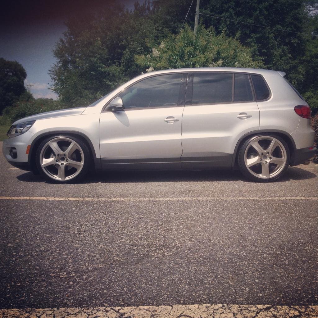 2009 Volkswagen Tiguan with 20x9 wheels