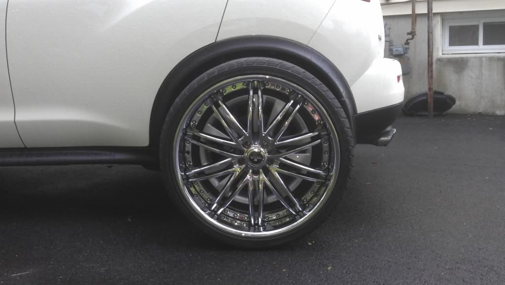 2011 Nissan Juke with Savini BS4 wheels