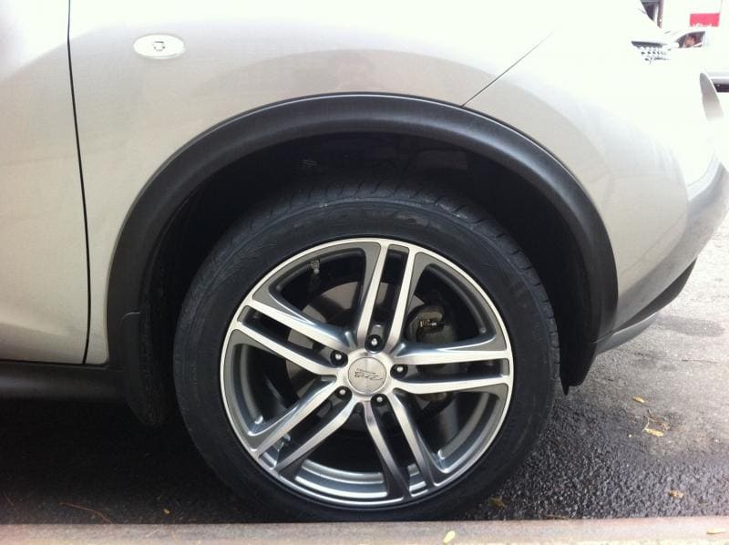 2011 Nissan Juke with 18x8 MB Interline wheels