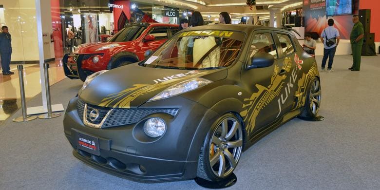 2014 Nissan Juke with OEM Nissan GT-R R35 wheels