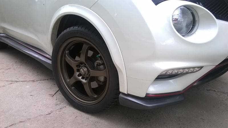 2014 Nissan Juke with 18x8 Motegi Racing Traklite MR131 wheels