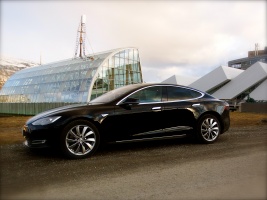 2013 Tesla Model S with Rial Lugano wheels