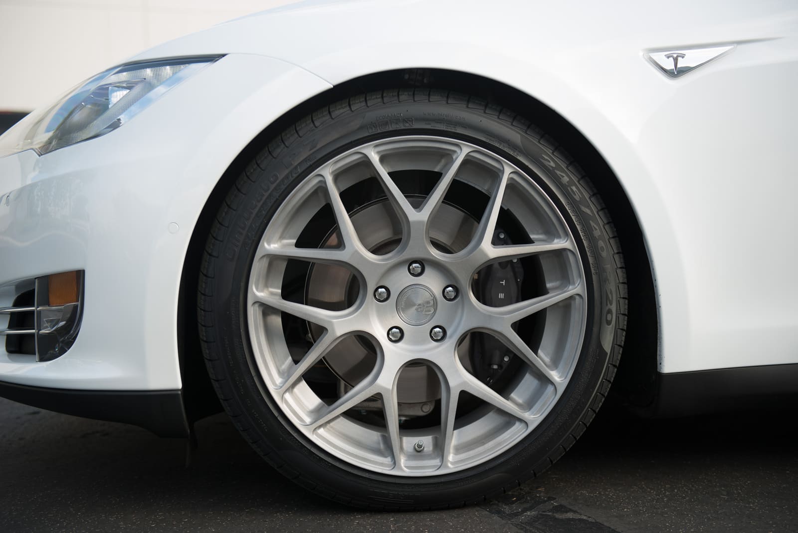 2015 Tesla Model S with 20x8.5 Avant Garde M590 wheels