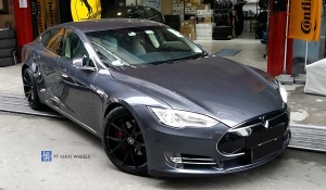 2015 Tesla Model S with 20x9 PT Maxi CP1 wheels