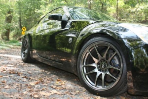 2006 Nissan 350Z with 18x9.5 Rota Torque wheels