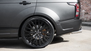 2015 Land Rover Range Rover with 23x9.5 Kahn RS Alloy wheels