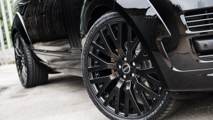 2015 Land Rover Range Rover with 22x9.5 Kahn RS Alloy wheels