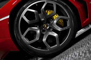2014 Lamborghini Aventador with 20x9 Kahn Santagata wheels