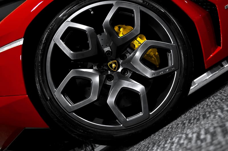 2014 Lamborghini Aventador with 20x9 Kahn Santagata wheels