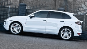 2013 Porsche Cayenne with 22x9.5 Kahn RS600 wheels