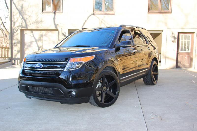 2013 Ford Explorer with 22x10.5 KMC District wheels