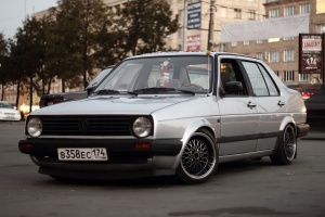 1988 Volkswagen Jetta with 15x7 noname replica wheels
