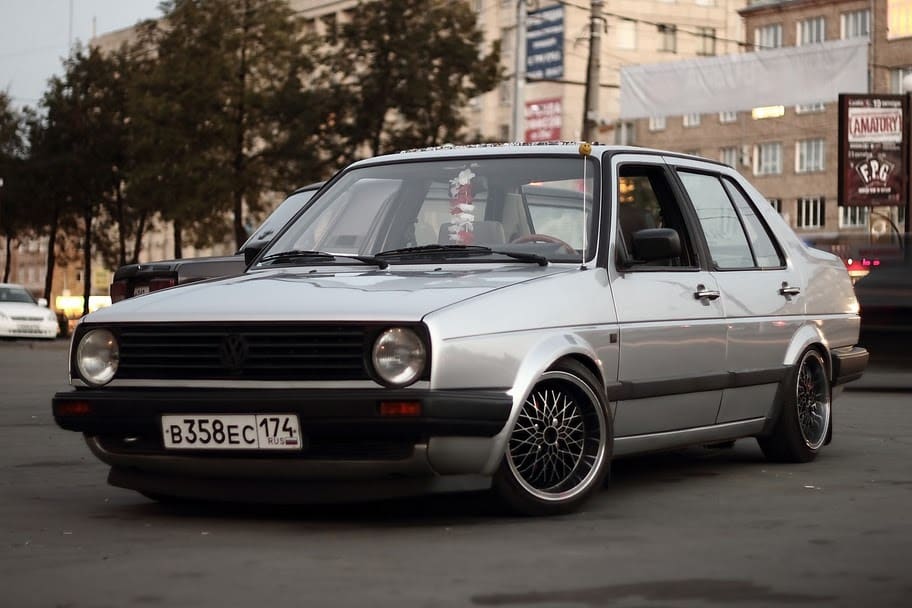 1988 Volkswagen Jetta with 15x7 noname replica wheels