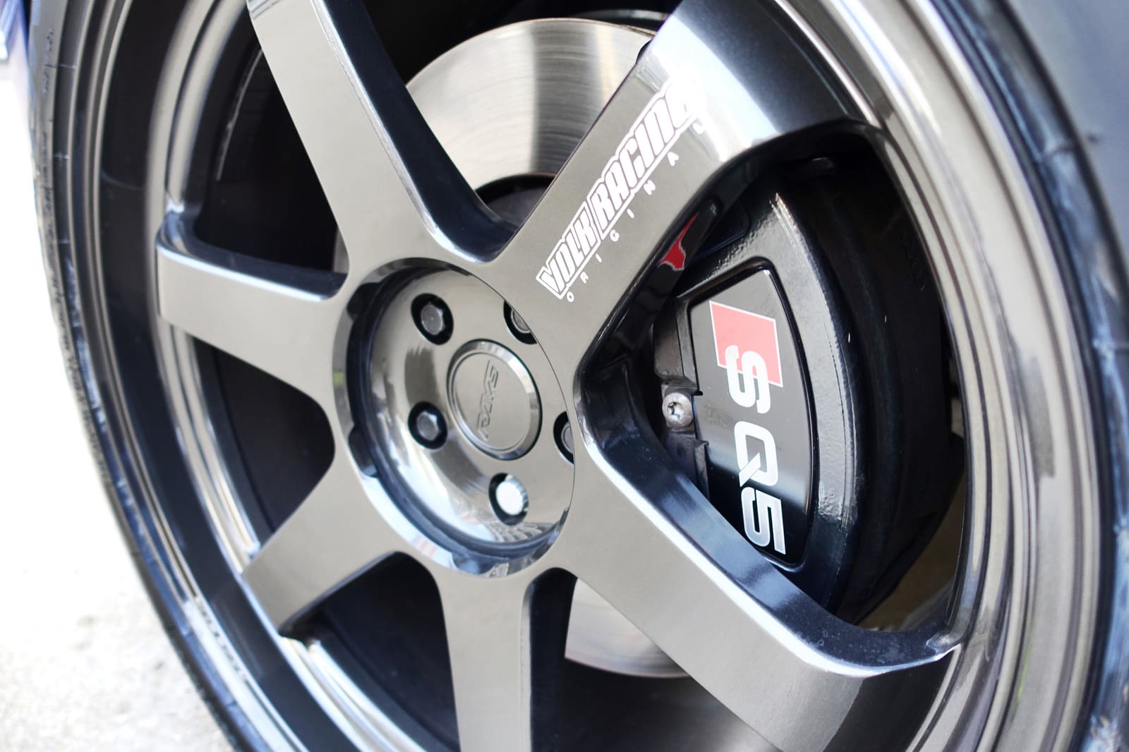 2015 Audi SQ5 with 20x10 Volk TE37 Ultra wheels
