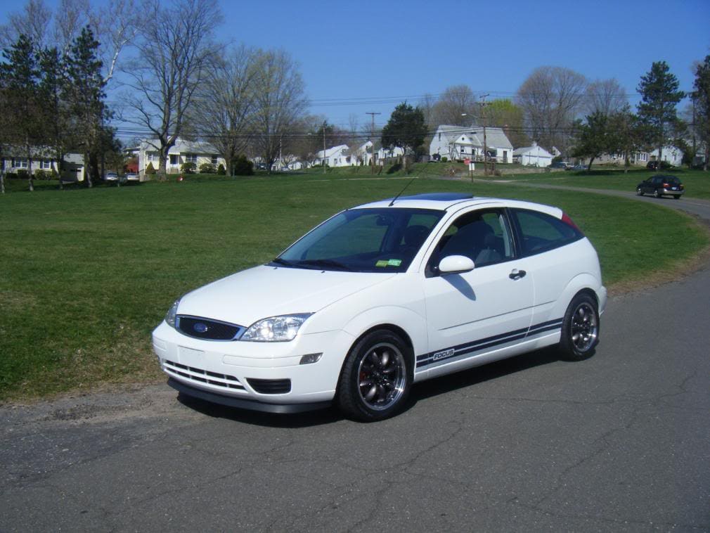 2005 Ford Focus with 16x7 Rota RB wheels