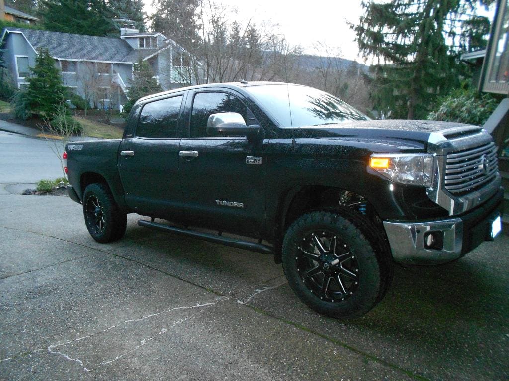 2015 Toyota Tundra with Fuel Mavericks wheels
