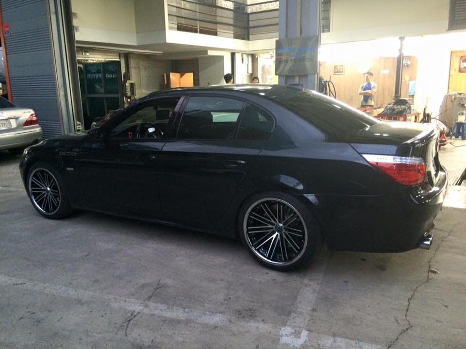 2010 BMW M5 with Rohana wheels