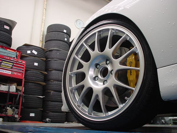 2006 BMW 330 with 19x8.5 BBS RE wheels