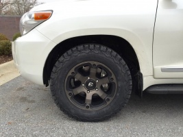 2015 Toyota Land Cruiser with 18x9 Fuel Beast wheels