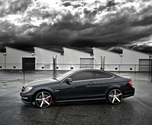 2010 Mercedes-Benz C-Class with 20x8.5 Vossen CV3 wheels