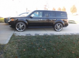 2013 Ford Flex with 22x9.5 wheels