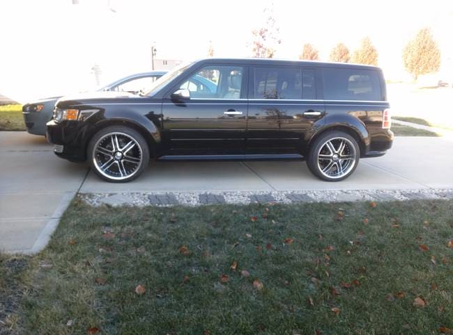 2013 Ford Flex with 22x9.5 wheels