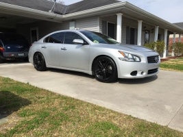 2014 Nissan Maxima with OEM Nissan wheels