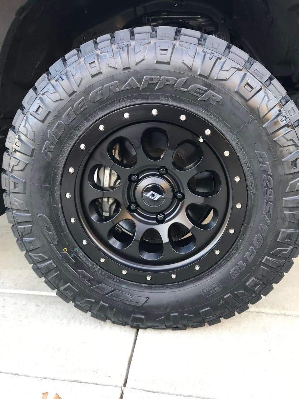 2014 Toyota Tundra with 18x9 Stealth Custom Series Ray10 wheels