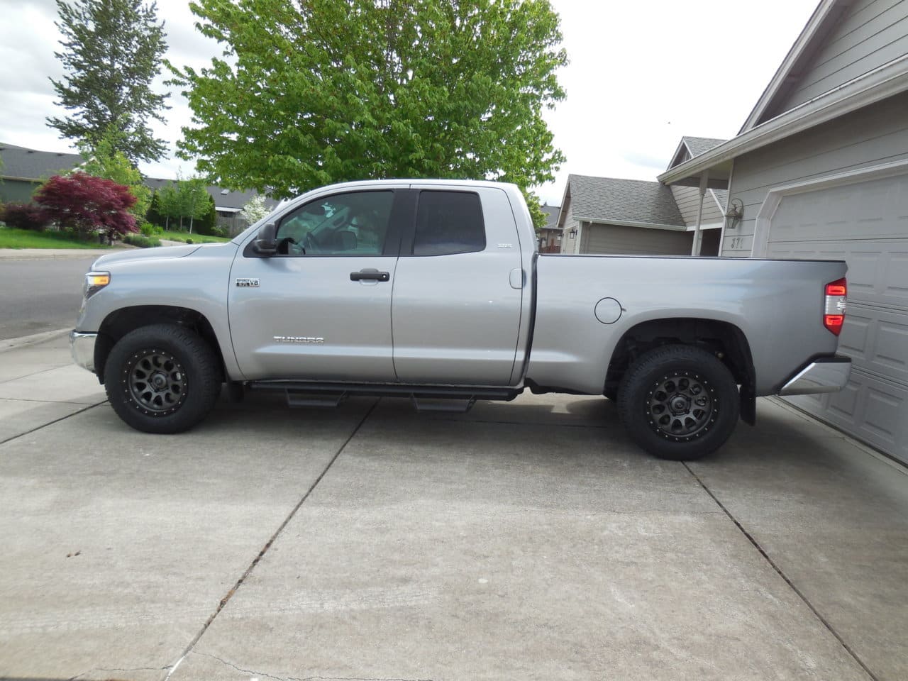 2018 Toyota Tundra with 18x9 Stealth Custom Series Ray 10 wheels