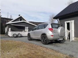 2006 Toyota RAV4 with 18x7.5 wheels