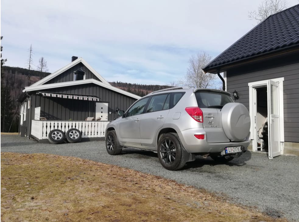 2006 Toyota RAV4 with 18x7.5 wheels