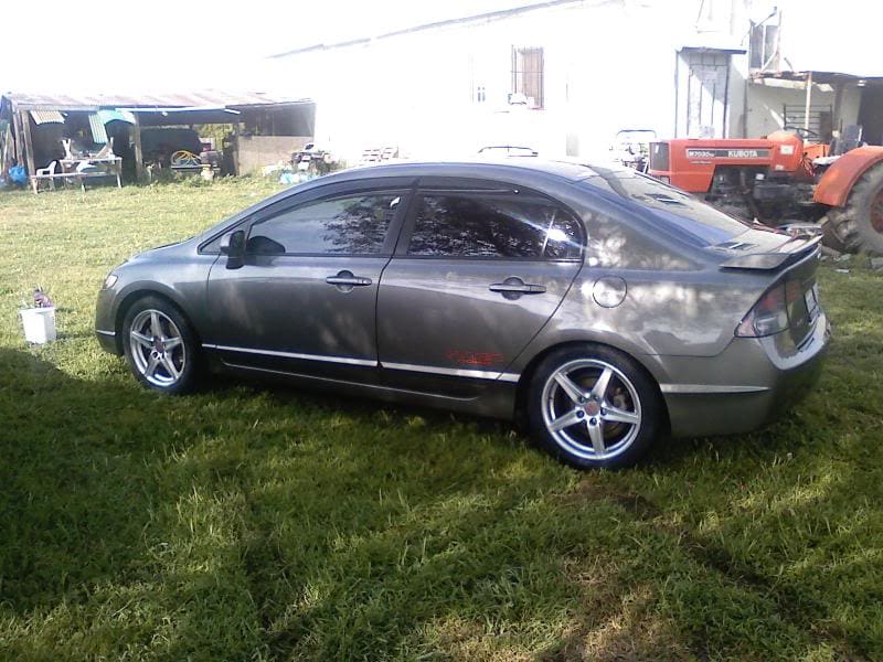 2007 Honda Civic with 17x7 RSX Type S wheels
