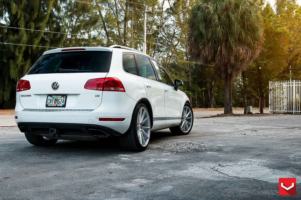 2013 Volkswagen Touareg with 22x9 Vossen VFS-1 wheels