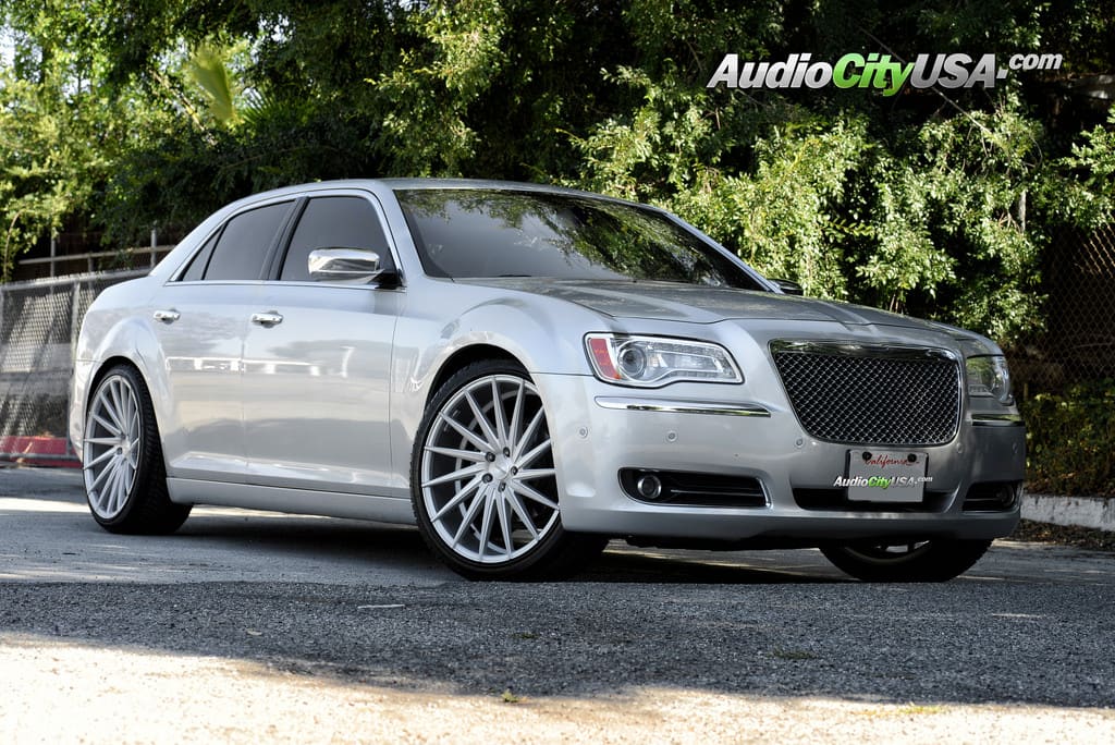 2013 Chrysler 300 with 22x9 Varro VD 15 wheels