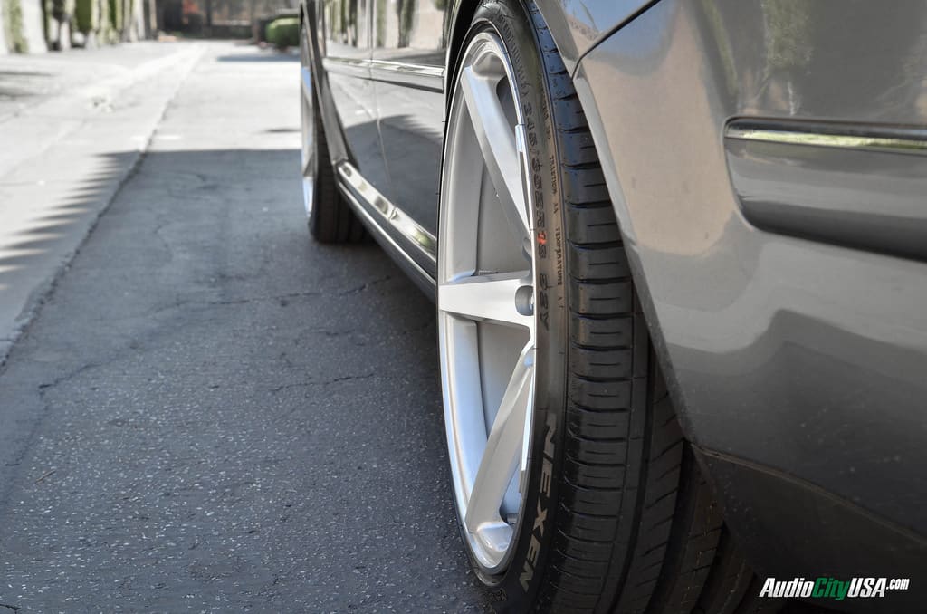 2004 Volkswagen Jetta with 18x8 STR 607 wheels