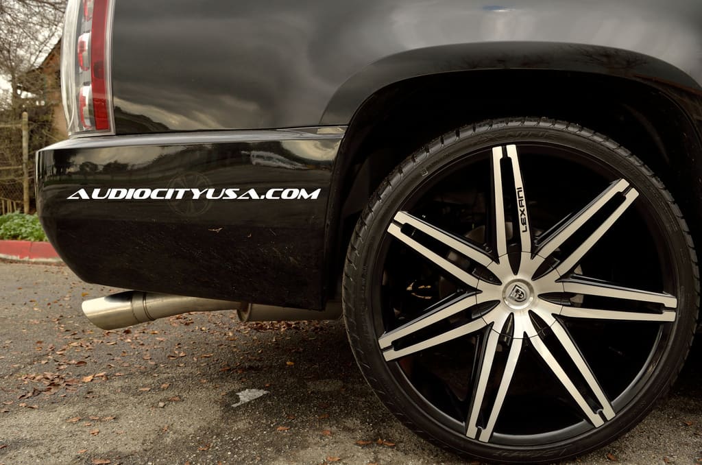 2013 GMC Yukon with 26x10 Lexani Johnson wheels