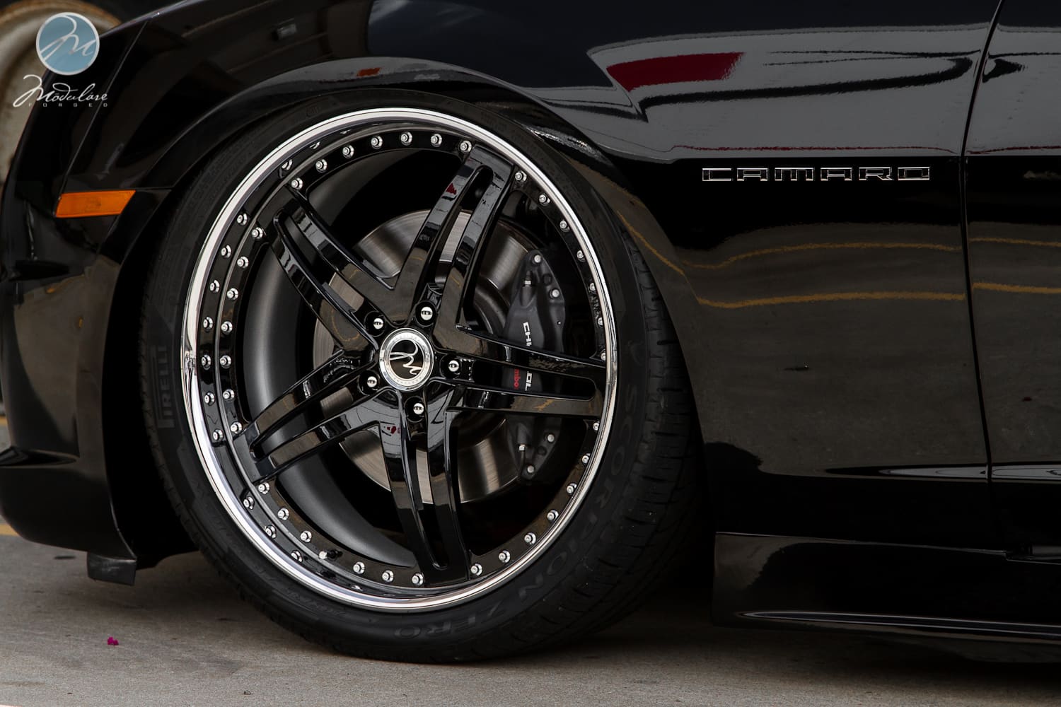 2010 Chevrolet Camaro with 22x9 Modulare M22 wheels