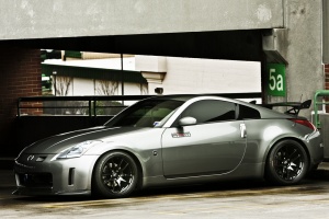 2004 Nissan 350Z with 18x9.5 Rota Torque R wheels