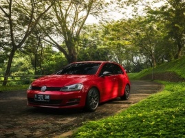 2015 Volkswagen Golf GTI with 18x8 RAYS HOMURA 2X8GT wheels